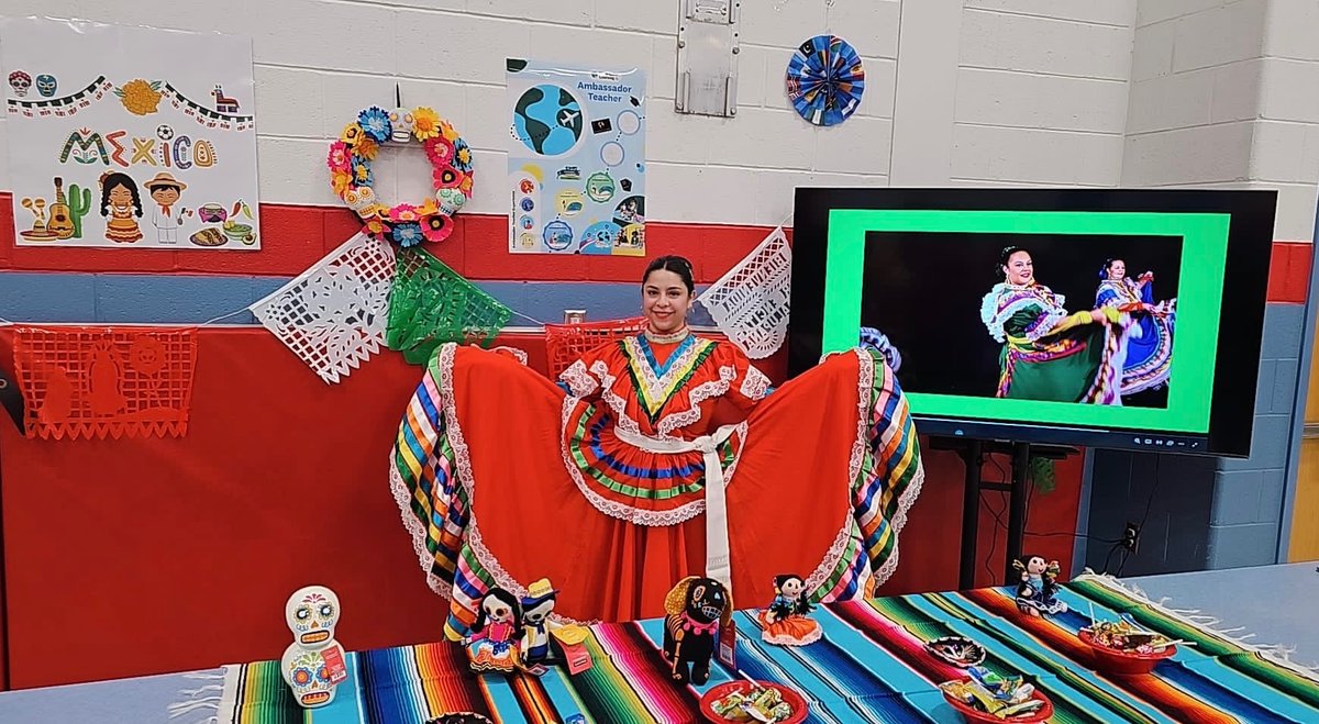 MarysolGuzmn5's tweet photo. Multicultural Night at School! 
🇨🇴🇸🇻🇨🇱🇦🇫🇯🇲🌎
Viva Mexico! 🇲🇽 
@ParticipateLrng 
#AmbassadorTeacher
#UnitingOurWorld https://t.co/r9qdrS3ToW