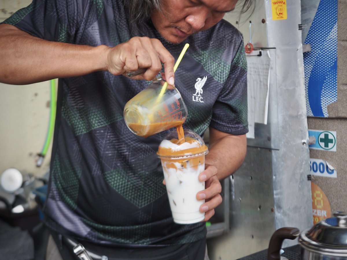 fullandfun's tweet photo. กาแฟ Moka Pot ริมคลอง 
ราคาจิ๊บจิ๊บคุณภาพคับแก้ว ลุงต่ายเป็นที่รู้จักกันดีในวงการกาแฟ สไตล์หม้อต้มแบบอิตาลี่ อเมริกาโน่น้ำมะพร้าวอ่อน ยิ่งได้กาแฟต้มรสชาติเข้มข้นชูความอร่อยของน้ำ/เนื้อมะพร้าวหอมได้ดีจริง ชา โกโก้ โอวัลติน ก็มี
📌 สมต่าย Moka Pot เลียบคลอง ฝั่งวัดราชบพิธ 
@aroii https://t.co/bO5DuRq8y6
