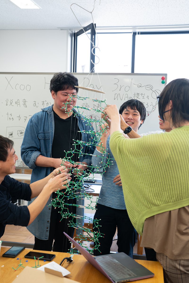 xcoo_jp's tweet image. 2023/10/28 Xcoo Hack Day(3rd)を開催しました!!
テンクーではオフィスでお酒やご飯を嗜みながら #ものづくり を通して色々な技術に触れる機会を設けています。
今回は #DNA分子模型キット を組み立てよう、をテーマとして吊下げ型DNA分子模型組立キットを使い、みんなでDNA分子模型を作ってみました。