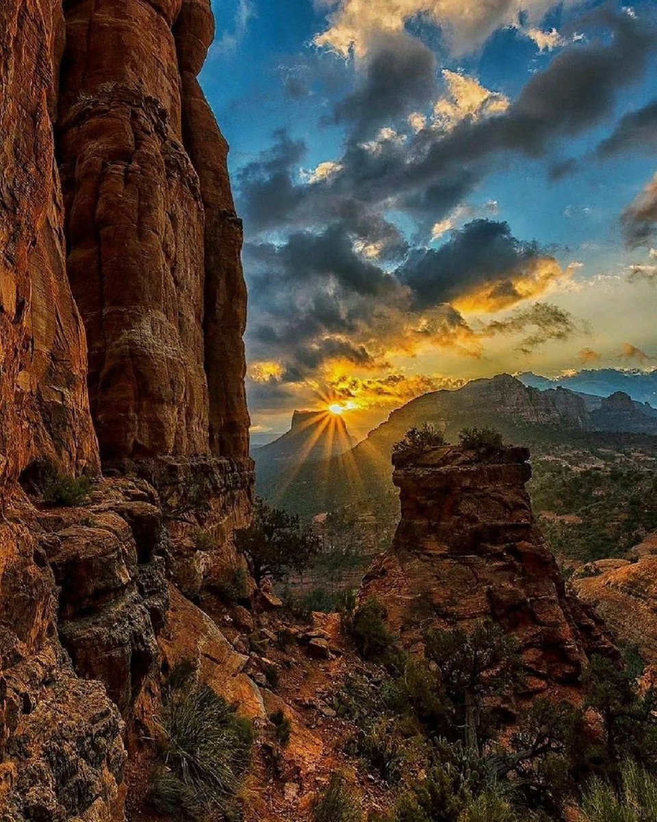 In the vast sea of people, we will lose our way and become exhausted. But when you see the sunset dyeing the sky red, you will suddenly understand how beautiful life is.