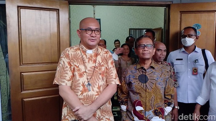 Pelaku Penyelundupan 30 Pekerja Migran Lolos, Romo Pascal Minta Diungkap Dalangnya

shorturl.at/beF68

#pekerjamigran #tki #buruhmigran #perdaganganmanusia #penyeludupanmanusia #smuggling #sindikatkejahatan