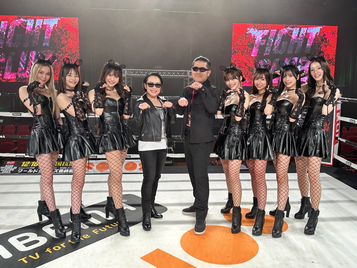 いつもかっこいいリングアナの福田さん＆DJ Meiさんの貴重なにゃんこポーズとFIGHT CLUB特別コスチュームのRISEラウンドガールです(´ฅ•ω•ฅ｀) 🧡

#FIGHTCLUB #RISE #R1SE_Force