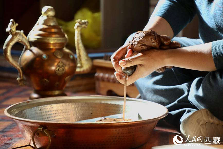 KangbaTV's tweet photo. Known as the cradle of #Tibetan incense, #Tonta village in Thonpa town, #Nyemo county, Lhasa city, has a history of Tibetan incense-making dating back more than 1,300 years. Rare medicinal herbs are used to make Tibetan incense sticks in the county. https://t.co/sgibusSgfZ