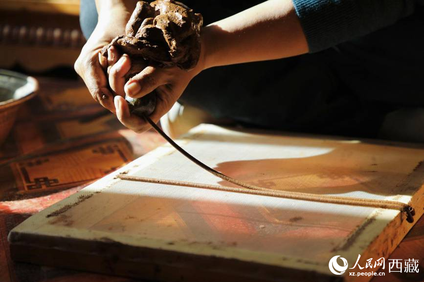 KangbaTV's tweet photo. Known as the cradle of #Tibetan incense, #Tonta village in Thonpa town, #Nyemo county, Lhasa city, has a history of Tibetan incense-making dating back more than 1,300 years. Rare medicinal herbs are used to make Tibetan incense sticks in the county. https://t.co/sgibusSgfZ