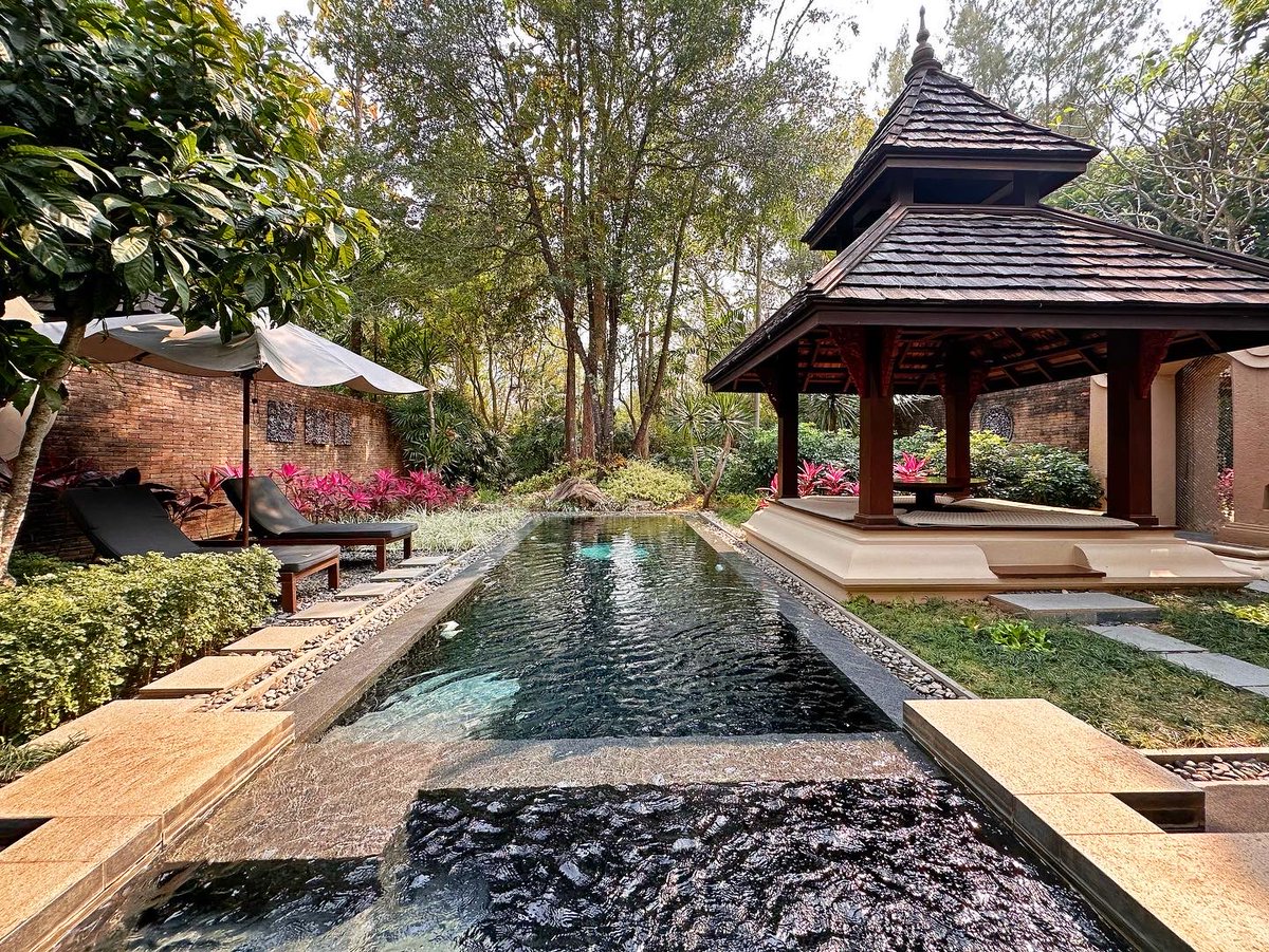 FSThailand's tweet image. In a serene tropical setting, with a perfect blend of luxury and relaxation, our expansive pool villa is the ultimate sanctuary for a romantic getaway. It is easy to #dreamwithfs when you 'stay and dine’ through bit.ly/fschi_stay-and…. @andrewmurong #fschiangmai #wakeupwithfs