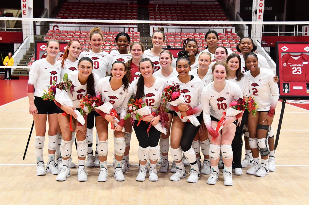 RazorbackVB's tweet photo. These five forever. 🥰 https://t.co/dKaBqzL3bX