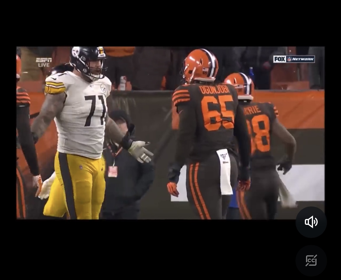MaasyOak's tweet photo. @yourclipss @jasrifootball 65 smashed Rudolph then backed away second this homie showed up 🐱🤡 https://t.co/aHhNSdcCsh
