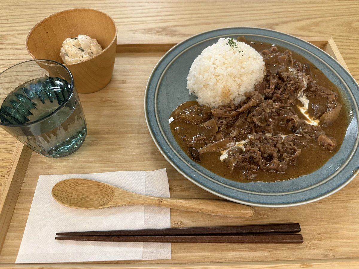 hirayosh's tweet photo. カレー屋さんのハッシュドビーフ¥1,000@街食堂浜松
肉柔らかでボリュ��ミー、付け合わせのロシアのポテサラも旨かった https://t.co/g9nORvAVs3