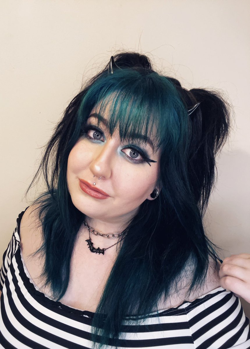 scars_web's tweet photo. My birthday is on December 1st! Who’s gonna spoil me? #paypiggieswanted #alternative #pierced #altof #onlyfansgirl https://t.co/7F41vueaSi
