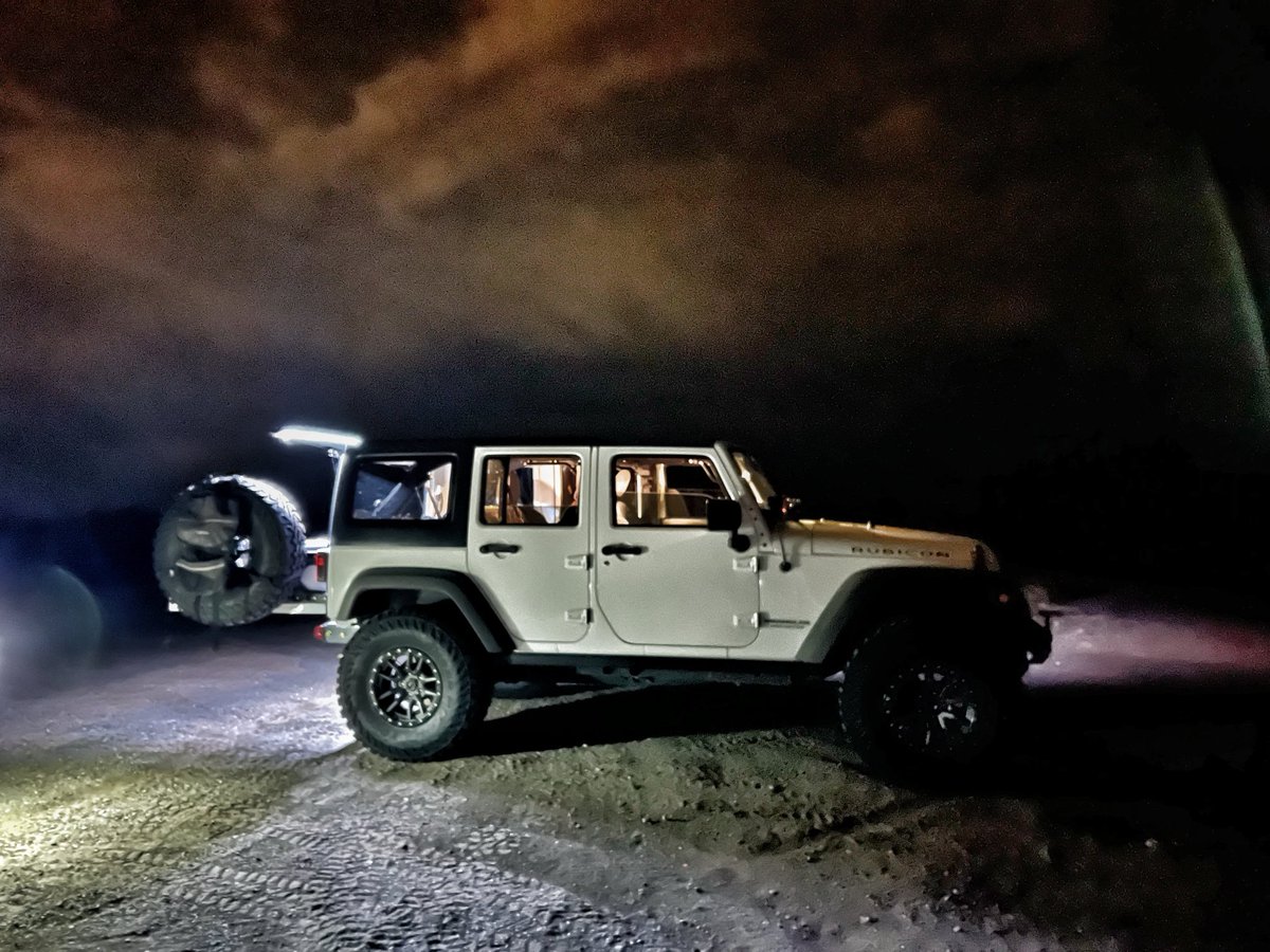 Let out some air & click on the aux lighting 💡🌵🌚 
#nightrun #jeeplife #wrangler #rubicon