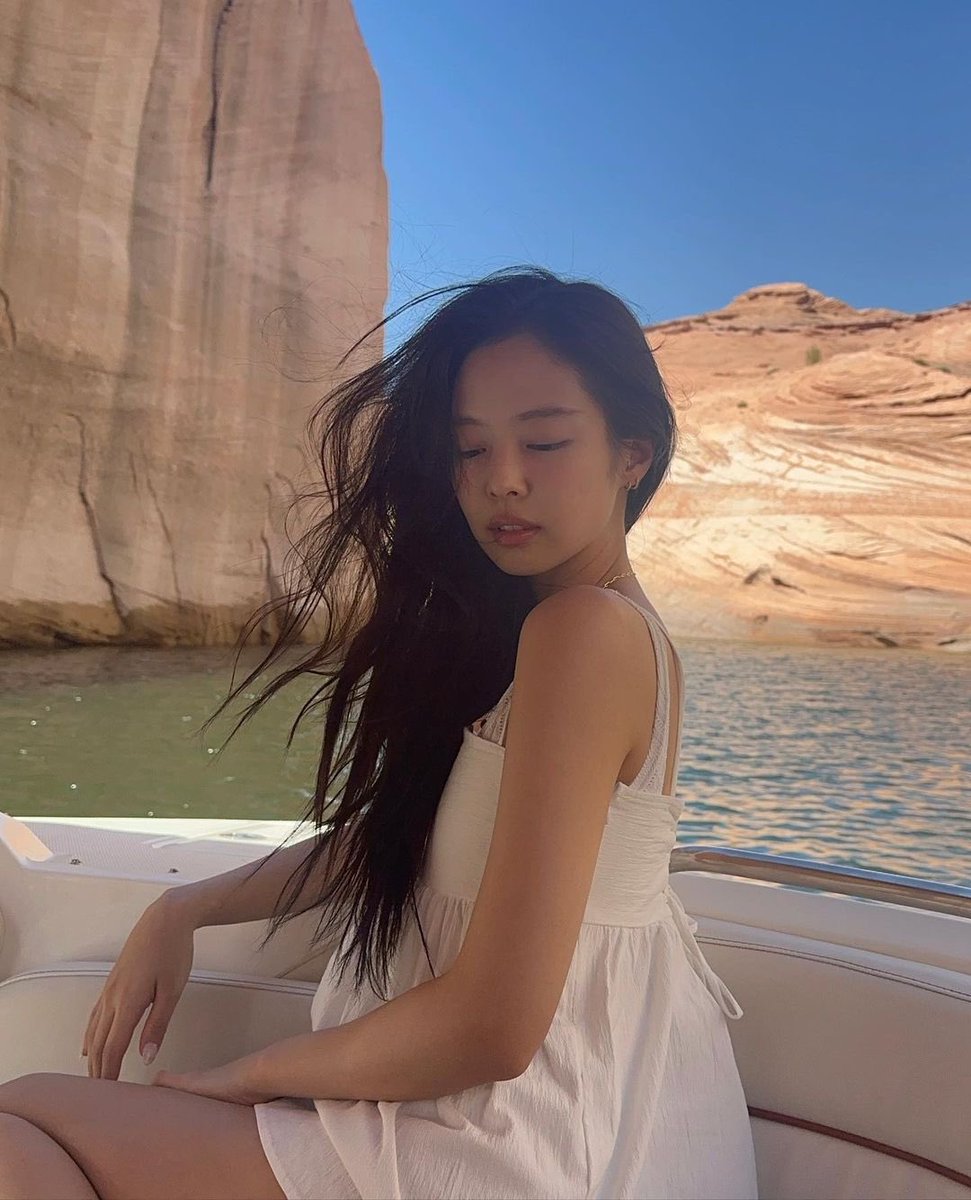 Undertaking a lovely escape to the tranquil haven of Lake Powell is close to stepping into a dream painted with the mesmerizing strokes of nature’s artistry. The vast expanse of crystal-clear water, nestled amidst towering red rock formations, creates a serene scene.