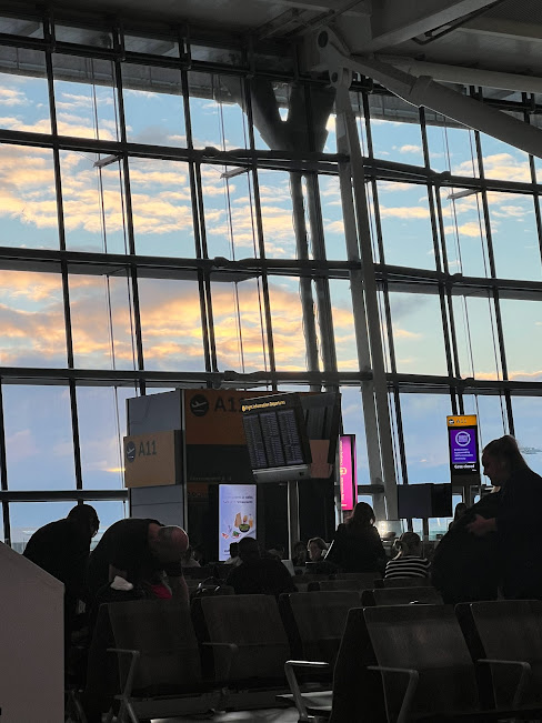 lastpoeticshit's tweet photo. Desde Heathrow https://t.co/r5FmJxone4 https://t.co/WROzwOAakN
