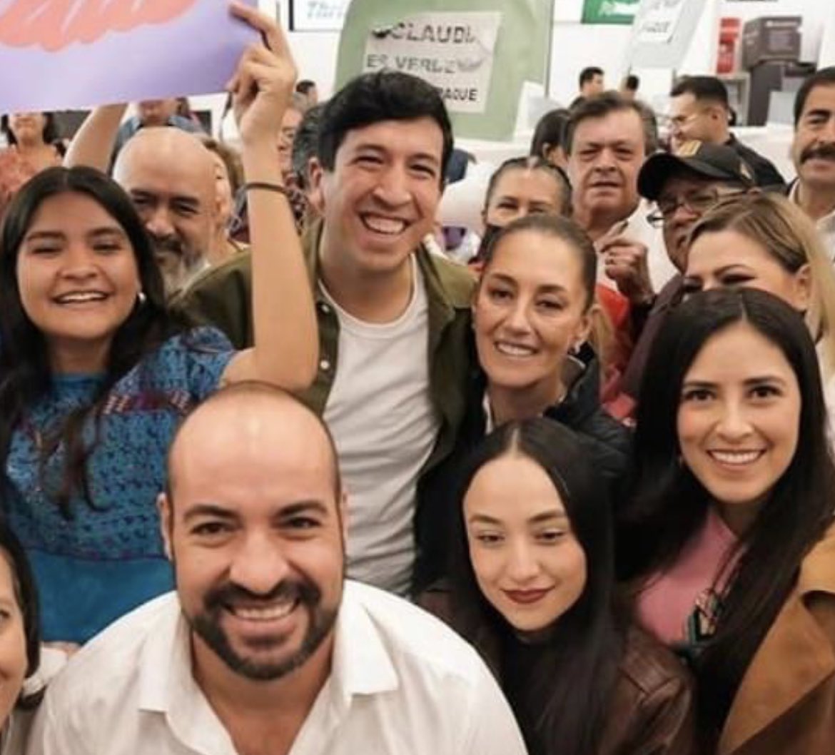 cpmgl's tweet photo. Pedro Kumamoto abrazado y apoyando a Claudia. El Gobierno federal ha sido el que más ha asignado contratos directos sin licitación y Kumamoto estaba en contra de la corrupción, Kumamoto estaba en contra de la militarización de la seguridad pública y Morena lo está haciendo ? https://t.co/miSeKtiMAC