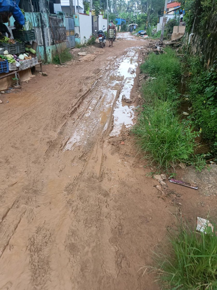 Tijgeo's tweet photo. (2/2) This road has been in this situation over the last two years. To my surprise, this has never been in the newspapers, while other bad roads in the city were able to capture the media attention @CMOKerala . https://t.co/Yn6lZxWvJ2