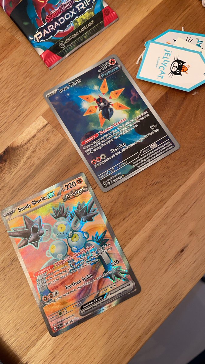 CptAwesomeDi's tweet photo. 最近和好友在研究玩Pokemon的卡牌游戏，想组一个牌组找牌好难啊，跑了好几家店都没有我想要的😑 https://t.co/0vHRvE3Ds3
