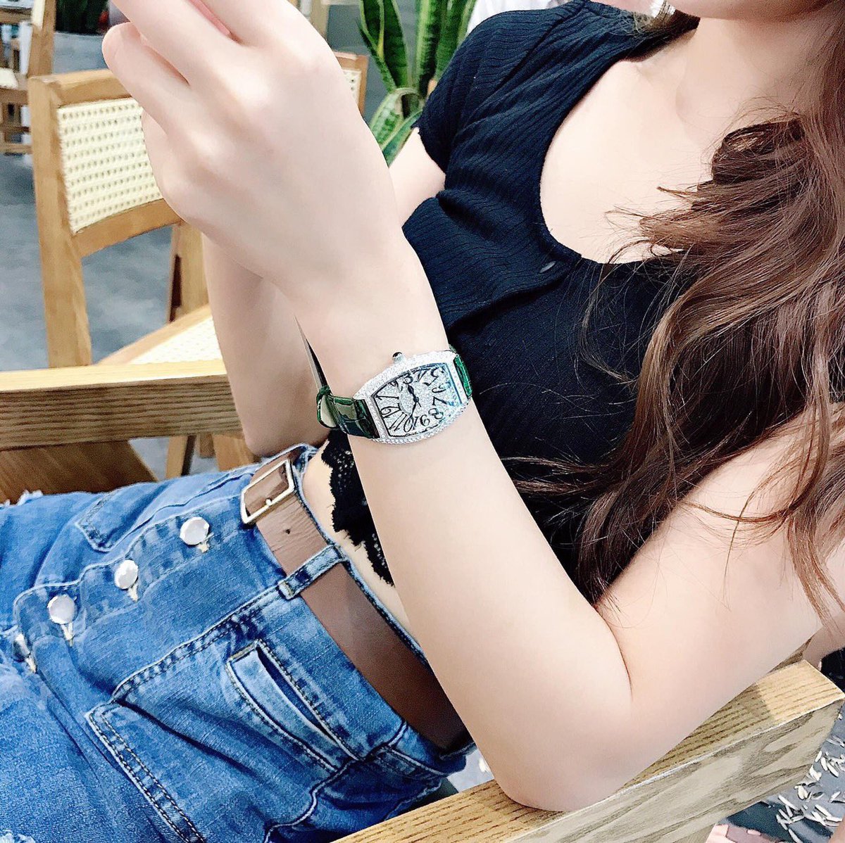 Xuanxuan2629's tweet photo. Tuy xanh lá ☘️🍀🍀nhưng không xa lánh.🧚🏿‍♀️🧚
Mời các bác trả giá em đồng hồ dây xanh lá full mặt đá này ạ.
#whatch https://t.co/MeyyUArWbY