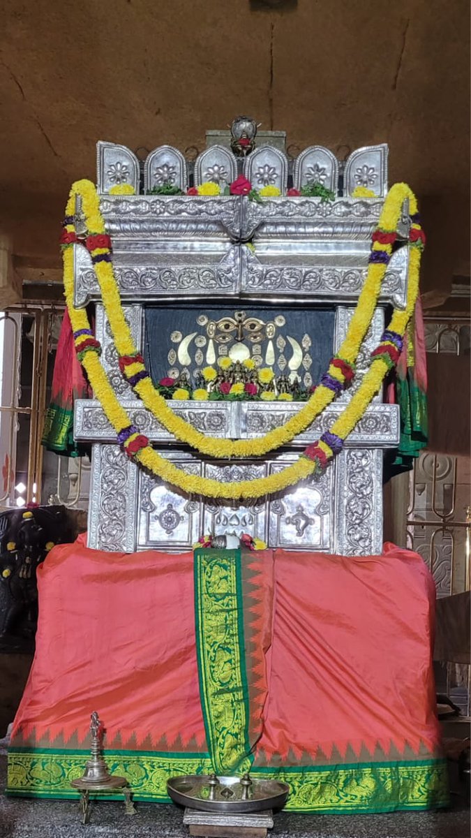 civicravi's tweet photo. Today's Mantralayam Shri Vaadeendra Tirthar Moola Brindavan Alankara Darshana ! 20-NOV-2023 !  *श्री वादींद्रतीर्थ गुरुभयो नम: ।*🙏🙏 https://t.co/1GaecP8uBd