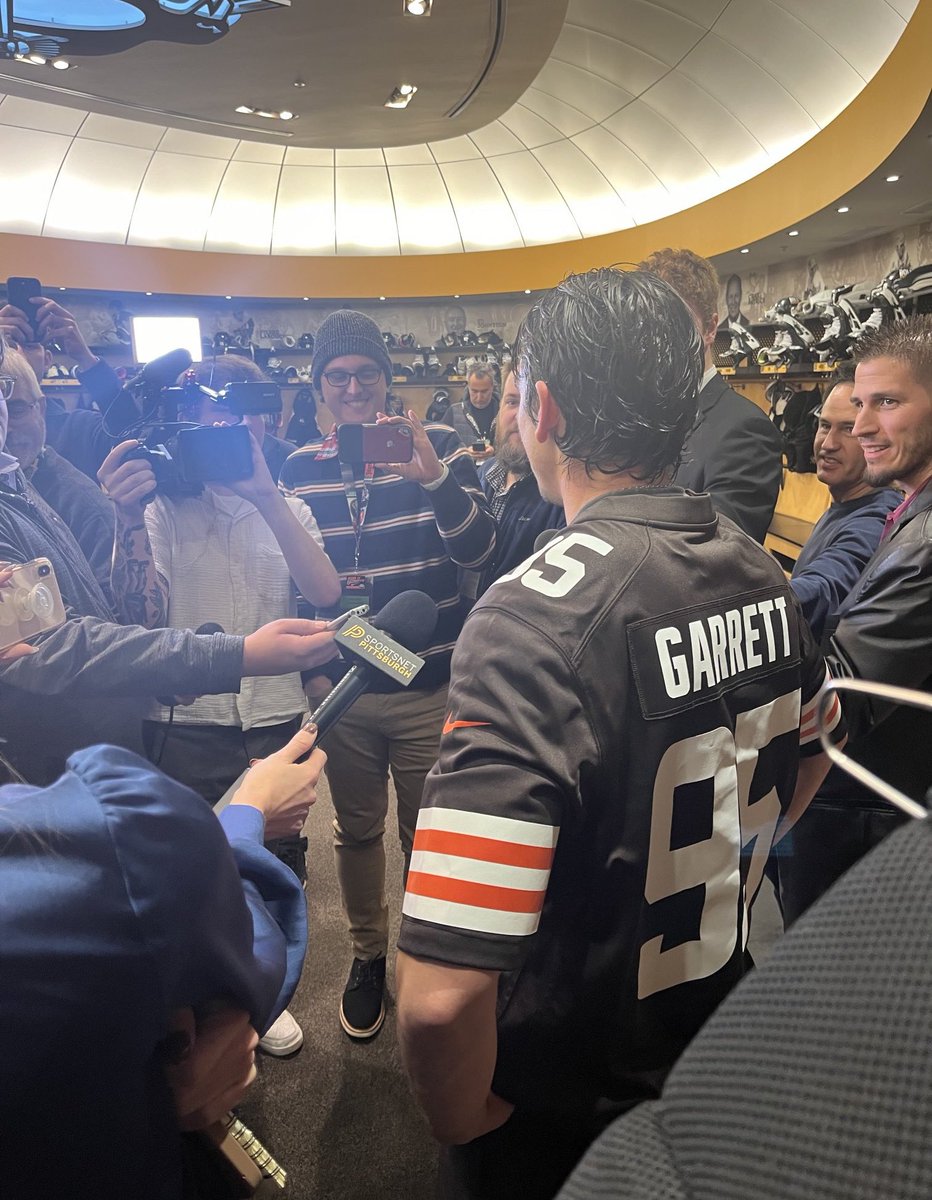 Pittsburgh Penguins goalie and Parma native, Alex Nedeljkovic repping a Myles Garrett jersey in the locker room in Pittsburgh after their win tonight. 

Legendary move. 😂

(via <a href="/Real_RobRossi/">Rob Rossi</a>)