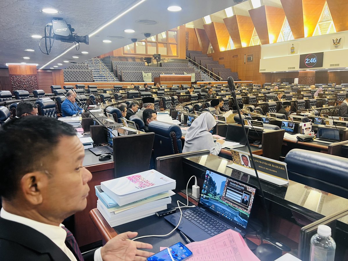 Ahli Palimen PN hadir ke Dewan Rakyat pada sesi petang selepas selesai himpunan mempertahankan syariat di Putrajaya