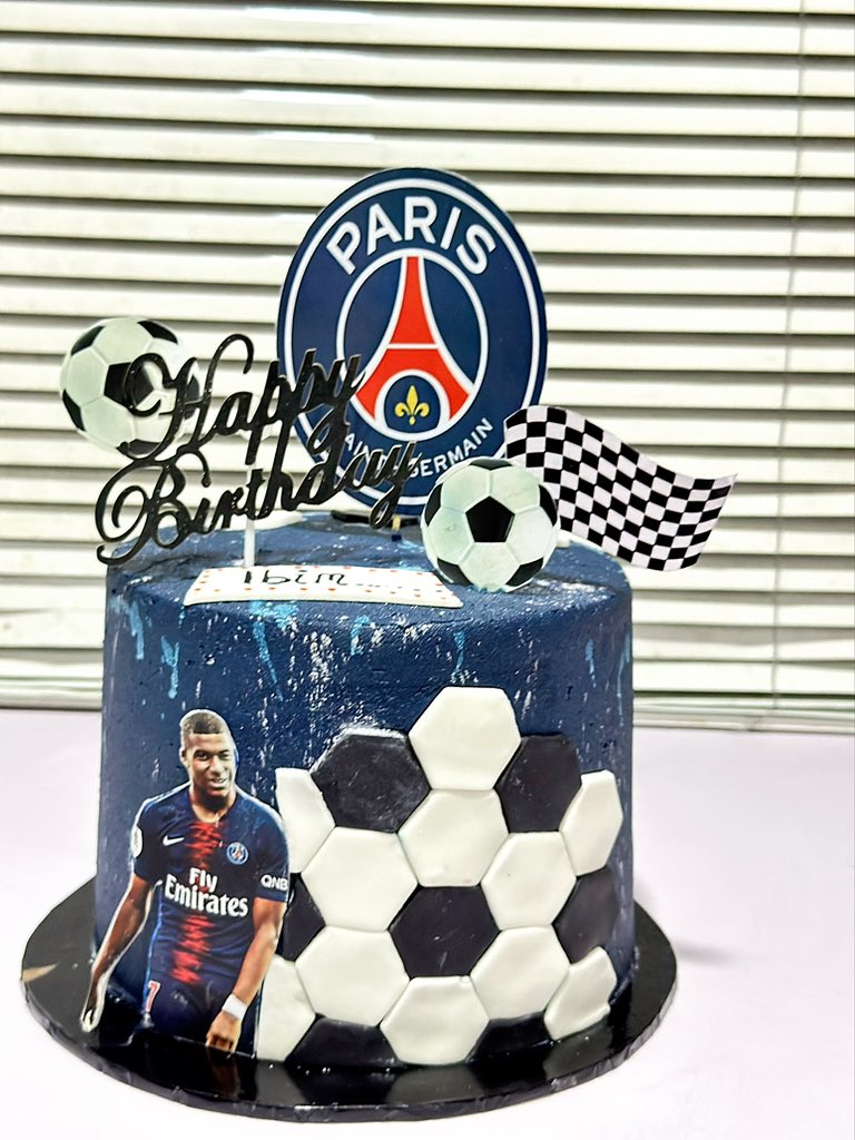 Happy New week. 

Cakes
Smallchops
Lunch packs 
Foodtrays
Doughnuts 

All available 💯