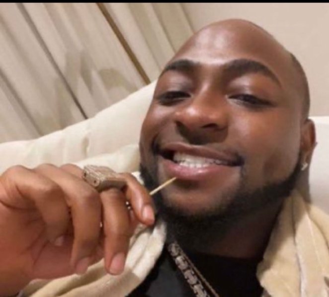 Francis_celeb's tweet image. Which of these Top Afrobeats Artist, takes the best meme of the year. 😂😂