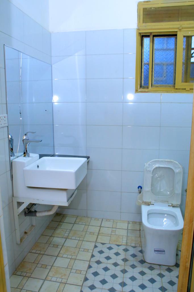 shukranproperty's tweet photo. β€οΈBEAUTIFUL STRONG MODERN HOUSE ON SALE AT CANAN ESTATE NKUMBA ON ENTEBBE ROAD.π
π© HAVING #3bedrooms, sitting, dinning, kitchen and a boy's quarter.
π© SEATED on #20Decimals with ready title.
π© Asking price #350m slightly negotiable.
For inspection call 0706592177 https://t.co/SidLCMK8ZY