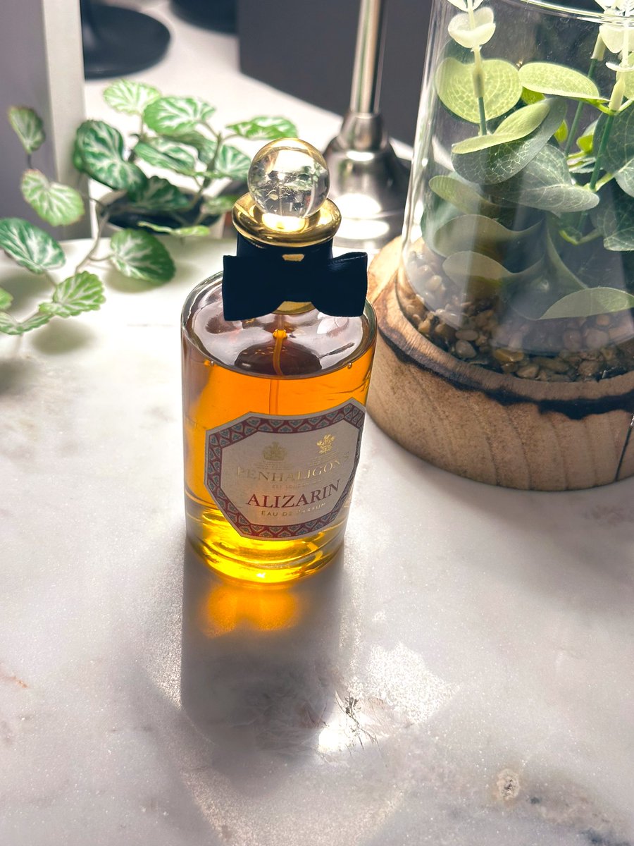 zd1t11's tweet photo. #رابطة_عشاق_العطور 
Alizarin Penhaligon's
اليزرن من بنهاليغونز

يعيدك بالذكريات عطر مختلف بالمكونات والنوتات العطرية ، كلاسيكي خشبي يذكرك بالصناديق القديمه وما تحويه من جلود وتوابل 
و العود
بافتتاحية الحمضيات و النرجس و الزهور و ولمحات واضحه من التوابل 
ليتدرج بشكل انيق وملحوظ للعود و الجلود والبخور و الفتيفير 

للجنسين✅
عطر كل الاوقات ✅
عطر الذكريات ✨