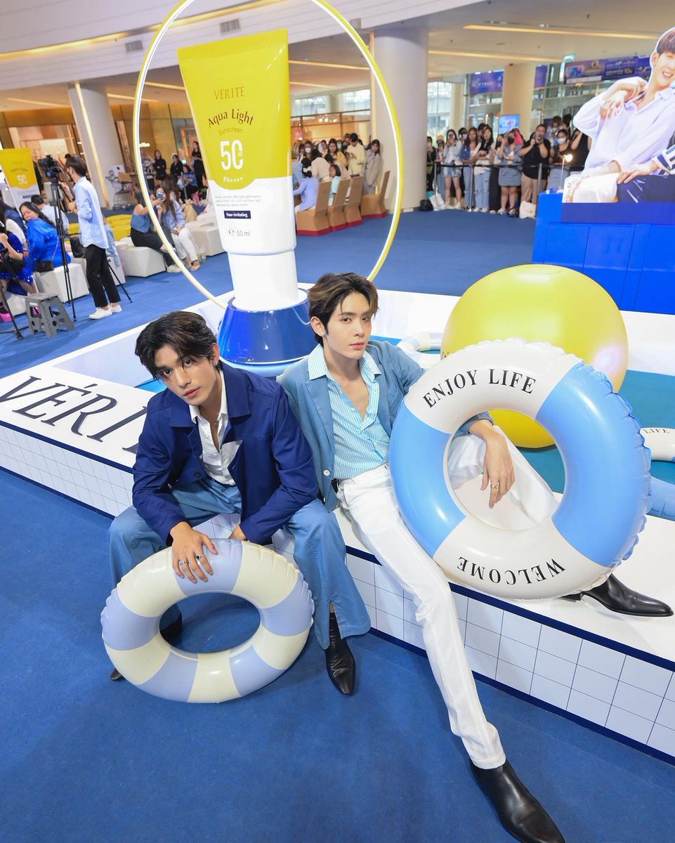 WatsonsThailand's tweet photo. มัมหมีจัดรึยัง? กันแดด #เน็ตเจมส์ Verite Aqua Light Multi-Protection Sunscreen SPF 50 PA++++ ปกป้องผิวจากแดด UV และมลภาวะ ไม่เหนียวเหนอะหนะ เกลี่ยง่าย ซึมไว
@Jamessu_w
@netsiraphop
#mynameis_yim #NetJames #VeriteXNetJames #กันแดดครีเอเตอร์ #ปกป้องแดดไม่ปกปิดฝัน #รีวิววัตสัน https://t.co/QMzO5ccWEi