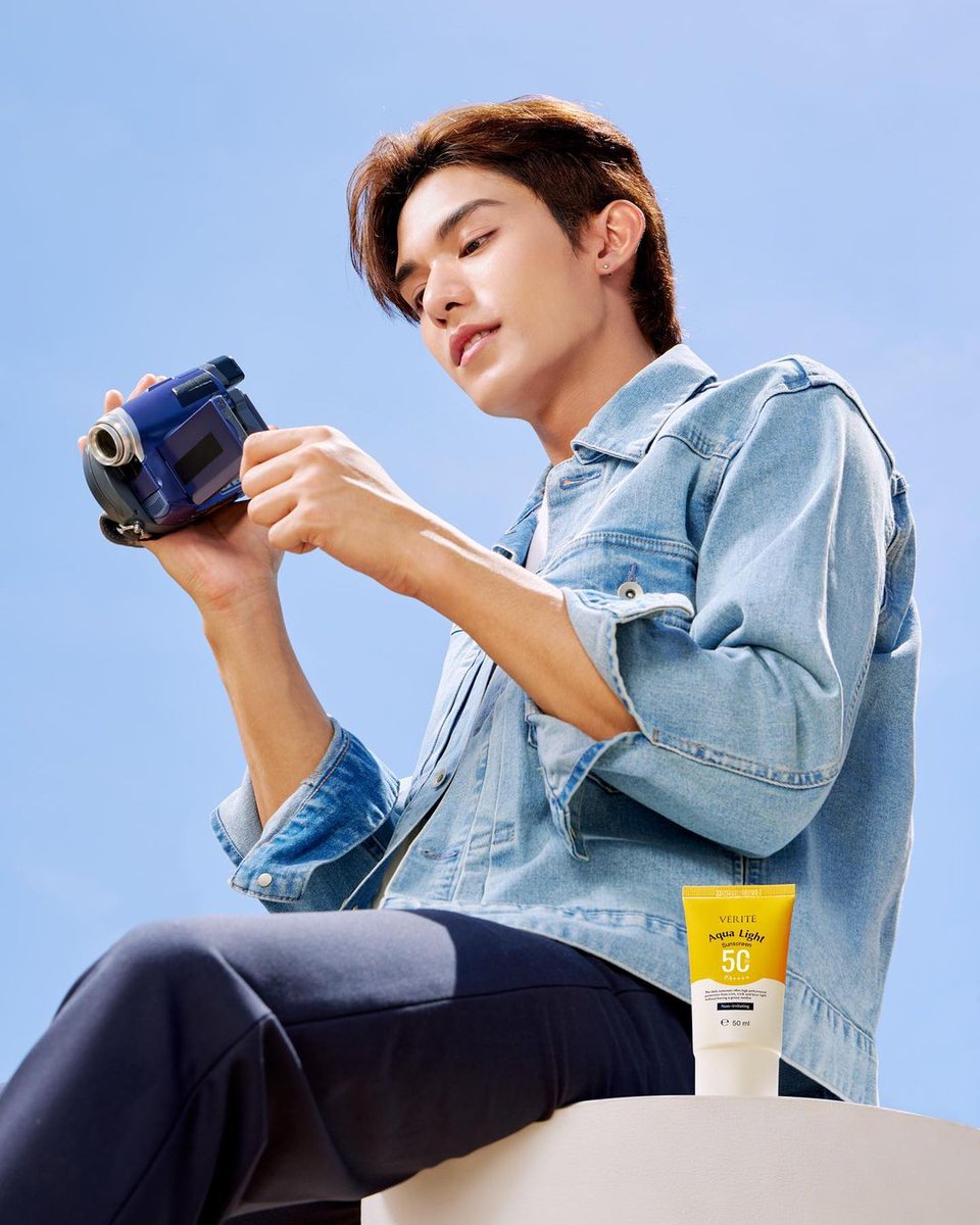 WatsonsThailand's tweet photo. มัมหมีจัดรึยัง? กันแดด #เน็ตเจมส์ Verite Aqua Light Multi-Protection Sunscreen SPF 50 PA++++ ปกป้องผิวจากแดด UV และมลภาวะ ไม่เหนียวเหนอะหนะ เกลี่ยง่าย ซึมไว
@Jamessu_w
@netsiraphop
#mynameis_yim #NetJames #VeriteXNetJames #กันแดดครีเอเตอร์ #ปกป้องแดดไม่ปกปิดฝัน #รีวิววัตสัน https://t.co/QMzO5ccWEi