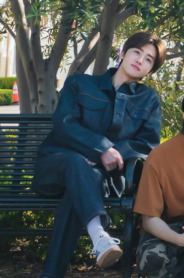 นั่งแบบม๋าหยั่ยกับพี่คนสวย