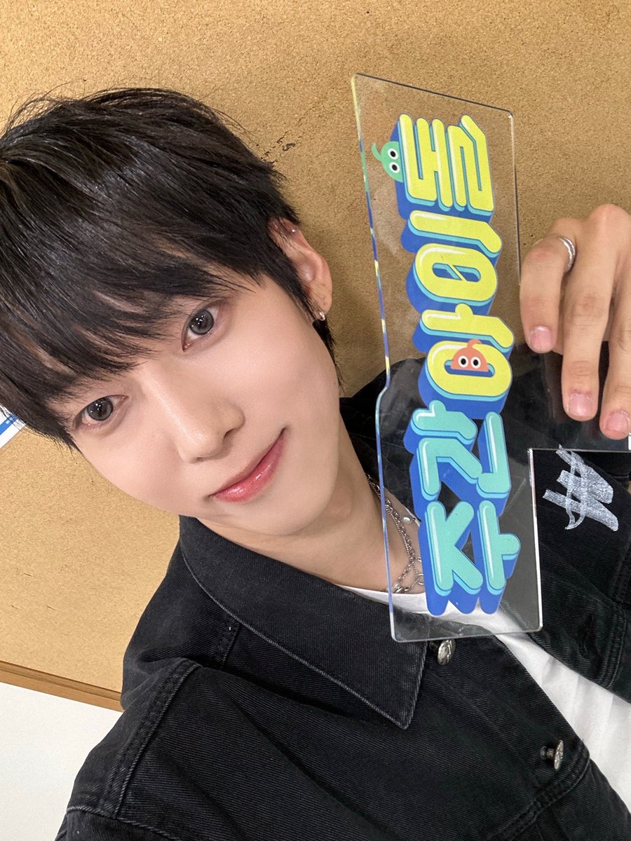 weeklyidol_'s tweet photo. #주간아 #주간아이돌 @weeklyidol_
#앰퍼샌드원 #AMPERSANDONE @_AMPERSANDONE_

주간아는 앰퍼둥이들이 참 귀여워😙
하지만! 폭룡적으로 멋있기도 해😎
그러나! 사진만 보면 웃음이 절로 나☺️
진짜 내 마음은 뭘까..❓

11월 22일 (수) 오후 
MBC M 7시 20분/MBCevery1 12시
주간아이돌 본방사수📺 https://t.co/Eua4akdTtY
