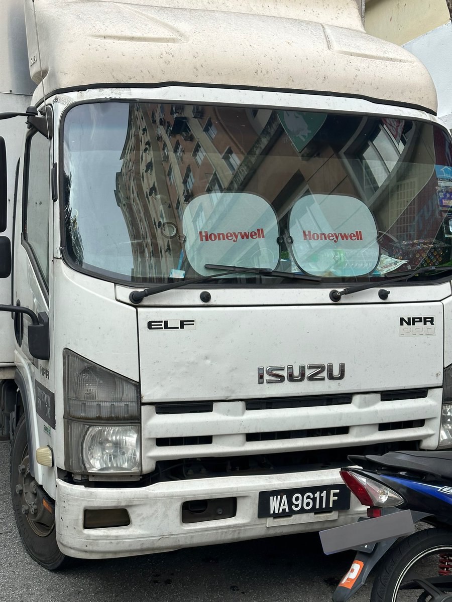 _Faisalismail's tweet photo. If you guys are planning to moving out and using @LalamoveMY please &amp; jangan guna this driver. 

So basically mcm ni, yesterday i book lalamove with additional 2 manpower &amp; dismantle (5 Tan Lorry) sbb nk pindah office dari 1st Floor to G Floor (new office less than 100m) https://t.co/zQI4tYpjPb