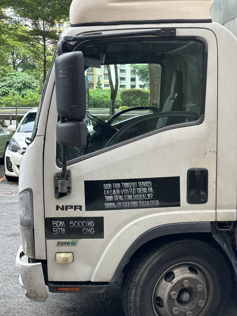 If you guys are planning to moving out and using <a href="/LalamoveMY/">Lalamove MY</a> please &amp; jangan guna this driver. 

So basically mcm ni, yesterday i book lalamove with additional 2 manpower &amp; dismantle (5 Tan Lorry) sbb nk pindah office dari 1st Floor to G Floor (new office less than 100m)