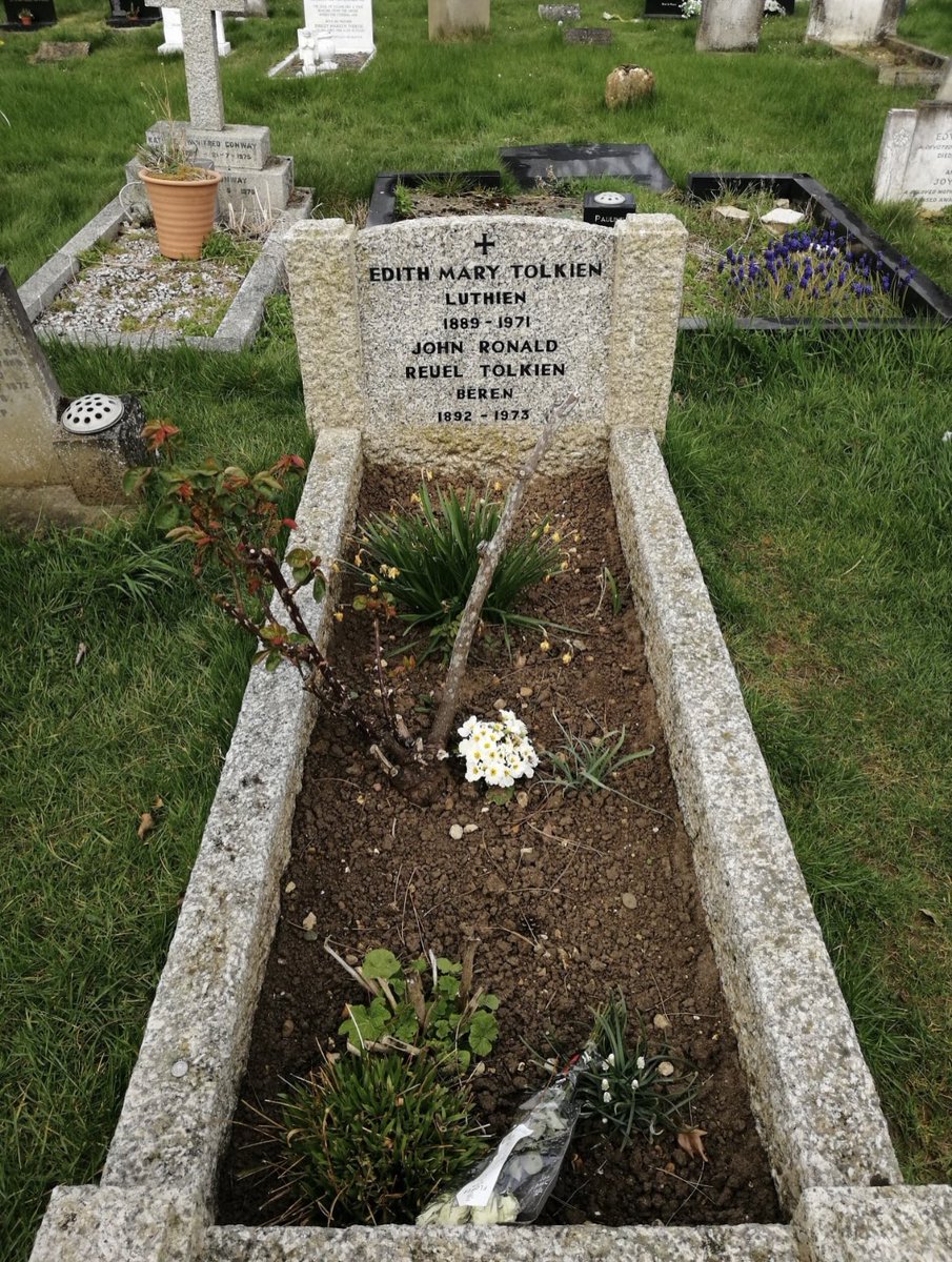 @fasc1nate The grave of Edith and her husband J.R.R. Tolkien at Wolvercote Cemetery in Oxford. J.R.R. insisted on them being buried in a single grave