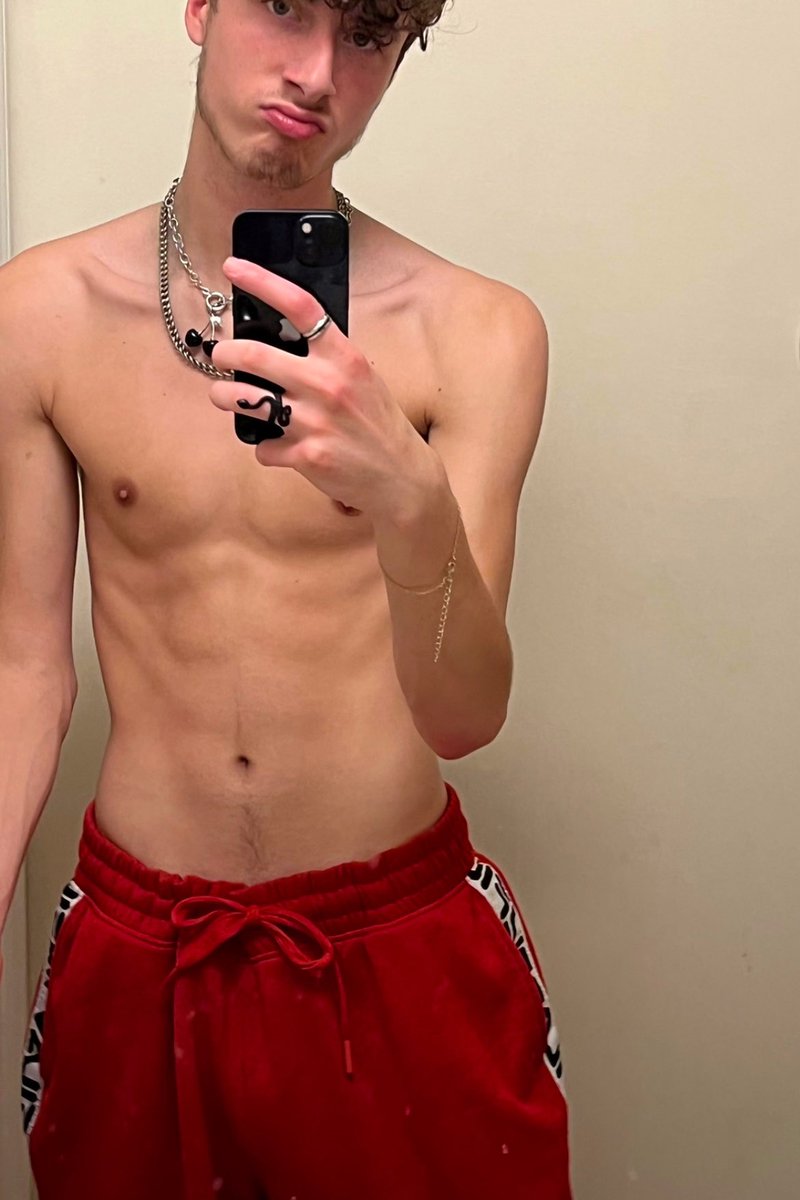 Dnovan21's tweet photo. i’m bored 😐 #gay #bottom https://t.co/RZaAg6gzCG
