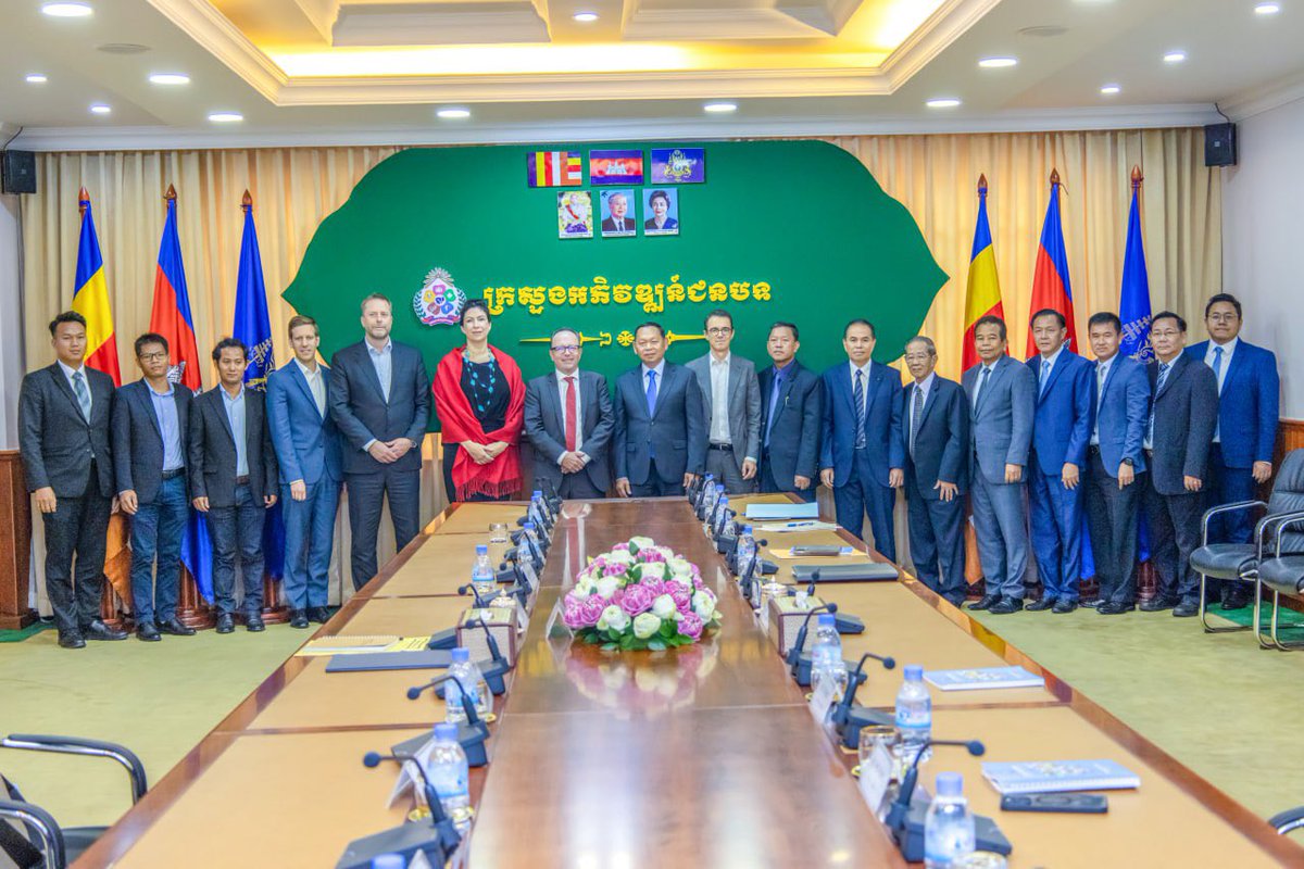 Last Friday, Ambassador Messerer, joined by KfW delegates, met with H.E. Chhay Rithysen, Minister of Rural Development. 🇩🇪 through KfW Development Bank, supports 🇰🇭 in Rural Infrastructure Development, Rural Electricity, and Health.
