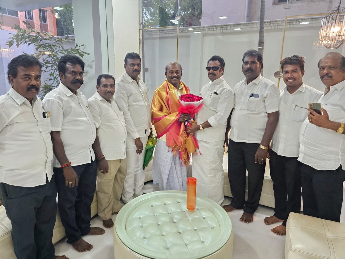 NRDHANAPALAN's tweet photo. #தமிழ்நாடுவணிகர்சங்கங்கள்பேரமைப்பு தலைமை அலுவலகக்கட்டிடத்திறப்பு விழாவை முன்னி்ட்டு பேரமைப்பின் தலைவர் #ஏஎம்விக்ரமராஜா அவர்கள் இல்லத்துக்கு கட்சி நிர்வாகிகளுடன் நேரில் சென்று சால்வை அணிவித்து பூங்கொத்து கொடுத்து வாழ்த்துக்களை தெரிவித்தேன்..#nrdhanapalan #ptmk #tnp https://t.co/sKgqxjWhA2