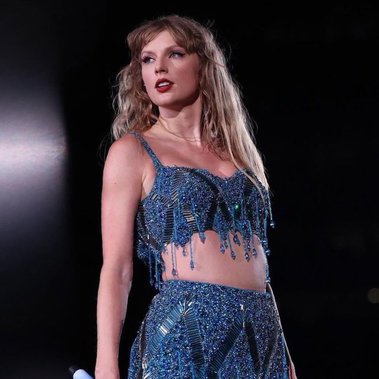 poptime's tweet photo. Sem o suporte da T4F e de Taylor Swift até o momento, fãs se mobilizaram para fazer uma vaquinha em prol de levar o corpo de Ana Benevides para a família poder de despedir.

Os pais da menina que acabou falecendo precisaram fazer um empréstimo para arcar com os gastos! https://t.co/NKcixGWckJ