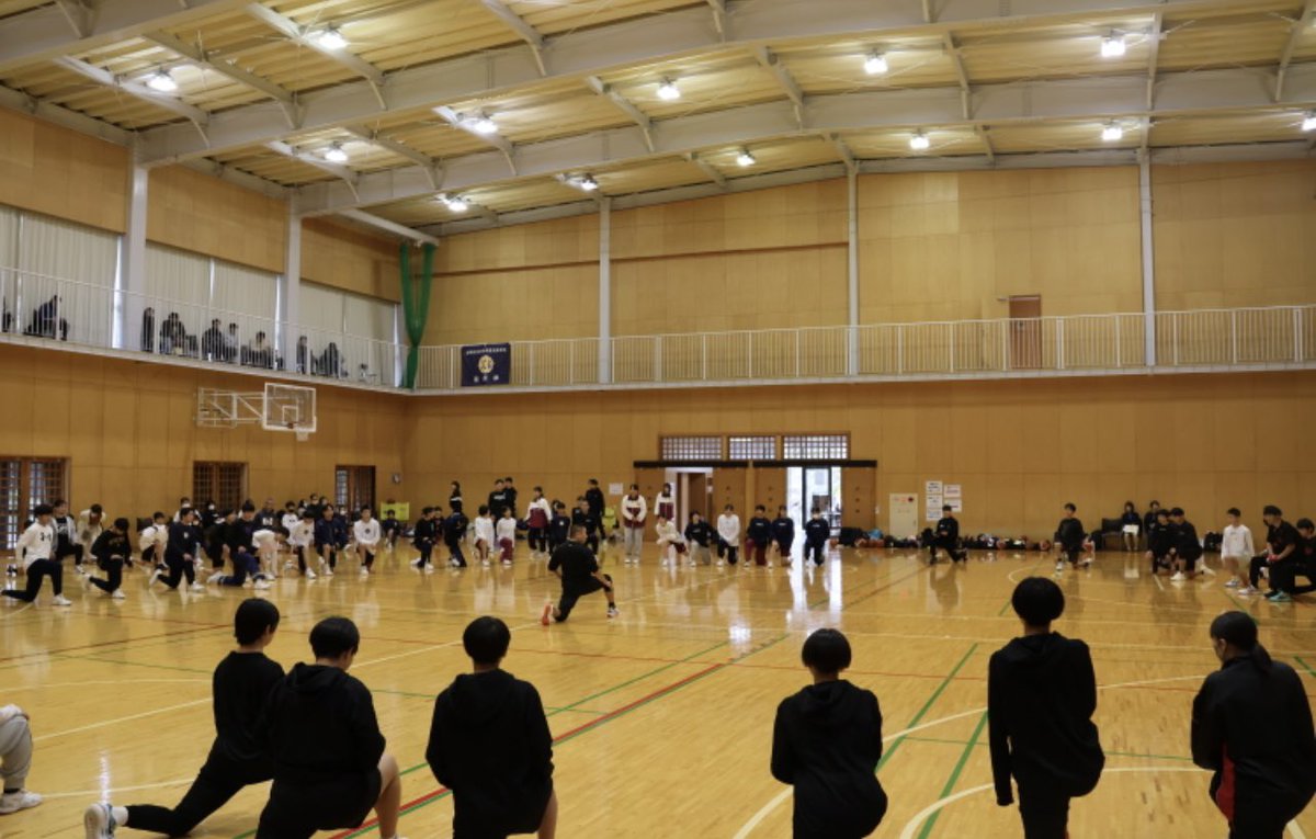 yamajix13's tweet photo. 11／18に浜松学院大学の大学祭の公開講座で「カラダが変わればバスケも変わる」というテーマでバスケの姿勢や動き方などの講習会を行いました。100名ほどの参加でかなり楽しく色々伝えれたのではないかと思います。ありがとうございました。 https://t.co/31qDH5HYtD