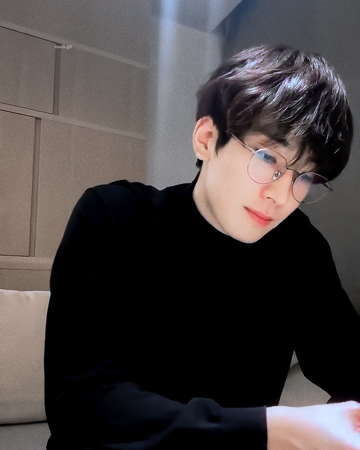 wwlake's tweet photo. 이럴수가
“그” 원우 https://t.co/8OoquTyqgb