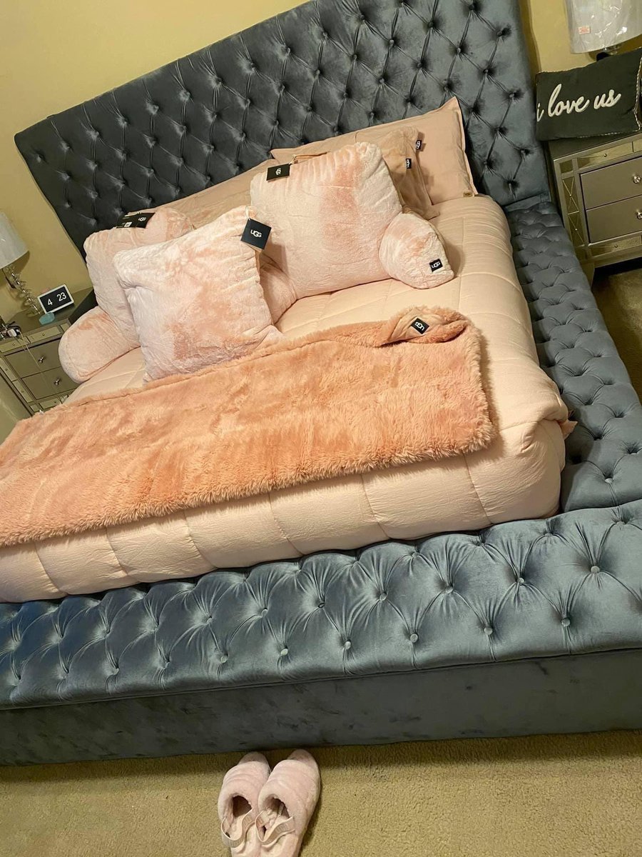 NunnieTheG's tweet photo. I want a ugg bed room set 🫶🏾 https://t.co/vFhMEcx44H
