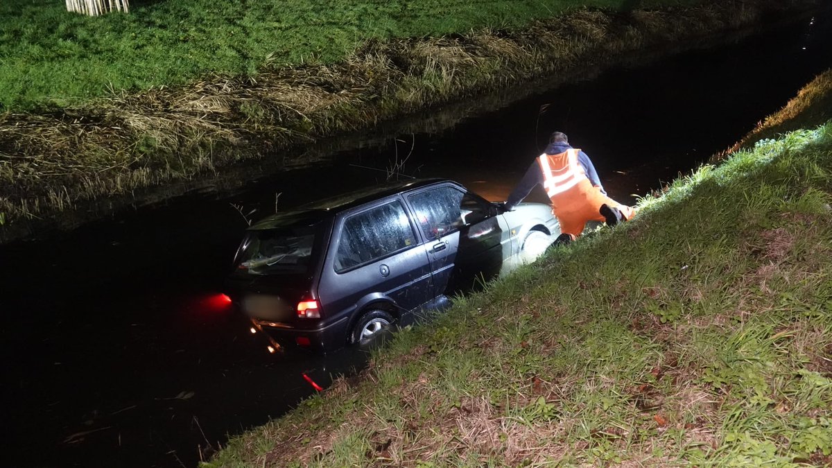 GLOCALmedia112's tweet image. OOSTERBLOKKER - Auto vliegt uit de bocht op de Zuiderdracht en raakt te water. Geschrokken bestuurder kan zelf uit de auto klimmen... 
Link in de reacties 👇 

#glocalmedia #prio1 #westfriesland
