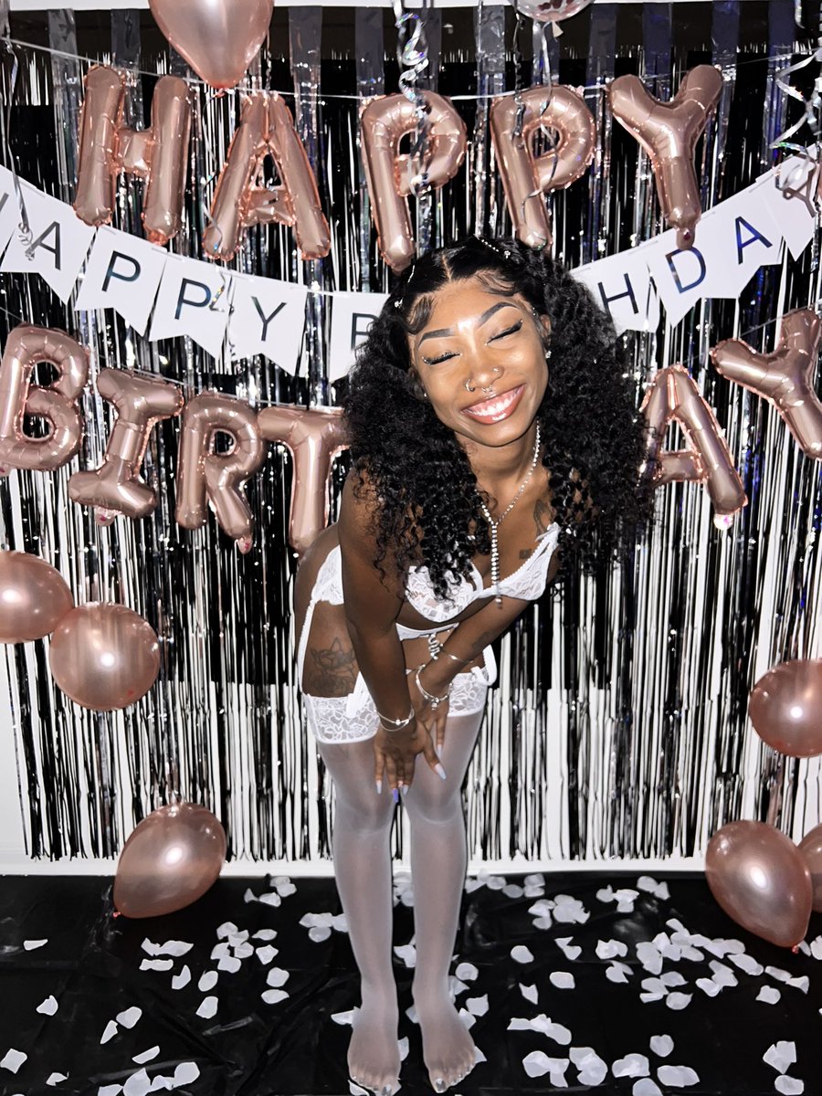 more0fkay's tweet photo. yeah, I would want to too😜🤍 #22 #ScorpioSeason #birthday https://t.co/MysBGXwzQ8