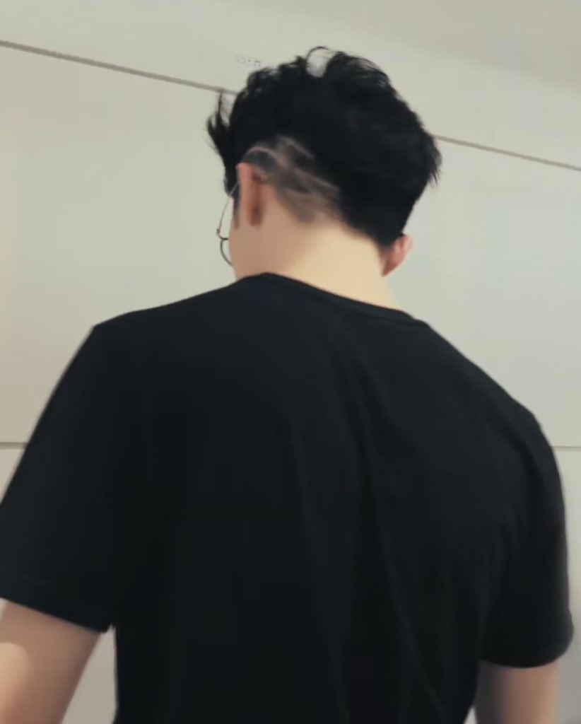 ทุกคน สิ่งนี้คือมาร์คลีวัย 24 ปี
- มาร์คลีกับรอยสักแทททูที่แขนสองข้าง
- มาร์คลีกับผมอันเดอร์คัทแล้วมีรอยบาก

ไอเหี้ย กุร้องไห้ พี่เขาเท่มากมึง ฮือๆๆ ร้องไห้ๆๆ เราจะไหวได้ยังไง (ม้าคทำอีก) แง เราจะอยุ่ยังไง (ม้าคทำอีกเลยๆ)