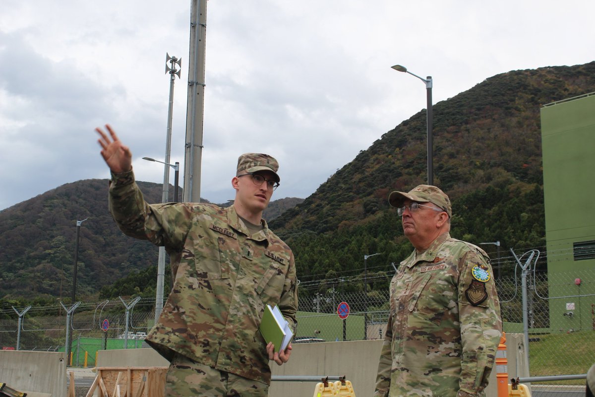 Lt. Gen. Ricky Rupp, commanding general of U.S. Forces Japan (在日米軍司令部), along with Chief Master Sergeant, Leon Calloway, USFJ senior listed advisor, toured the Kyogamaski Communications Site on Nov. 6, hosted by the 14th Missile Defense Battery, KCS.