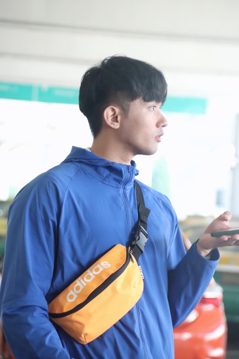 Paullus_V's tweet photo. ganito pala ‘yung nakaka-artistang photos ng arrival/departure kapag may fanmeet sa ibang bansa
#PaullusFirstFMinPhilippines
#PaullusReadyforPH
#ReturnoftheComeback
#OriginstheConcert
#GMMTVFanDay25 https://t.co/g6NYIyC6NA