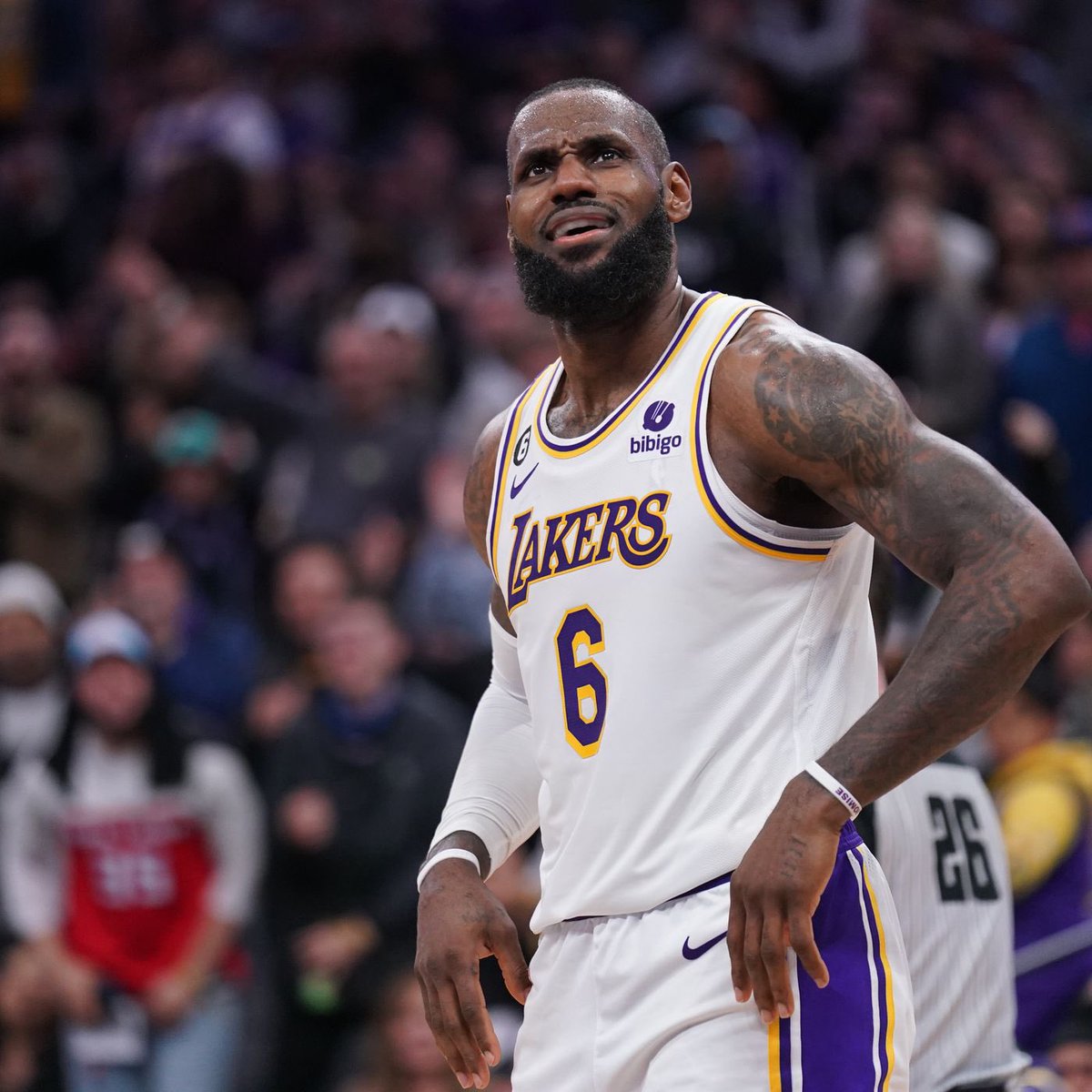 LegionHoops's tweet photo. LEBRON JAMES TONIGHT:

37 POINTS
8 ASSISTS
6 REBOUNDS

UNREAL. 🤯🤯🤯 https://t.co/ng63Q0kJdP