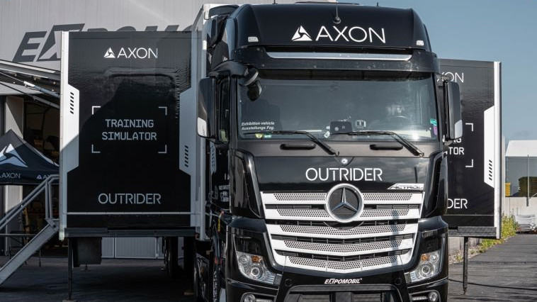 Moin moin! Heute macht die internationale #AxonRoadshow Station in Hamburg. Wir präsentieren neueste Technologie zur Verbesserung der öffentlichen Sicherheit und des Schutzes sowohl für Einsatzkräfte als auch für das polizeiliche Gegenüber. Mehr auf de.axon.com