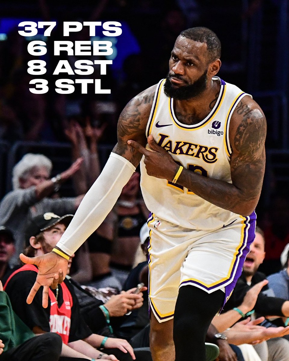 ESPNNBA's tweet photo. LeBron leads the Lakers over the Rockets 👑 https://t.co/7MXsvy4zTQ