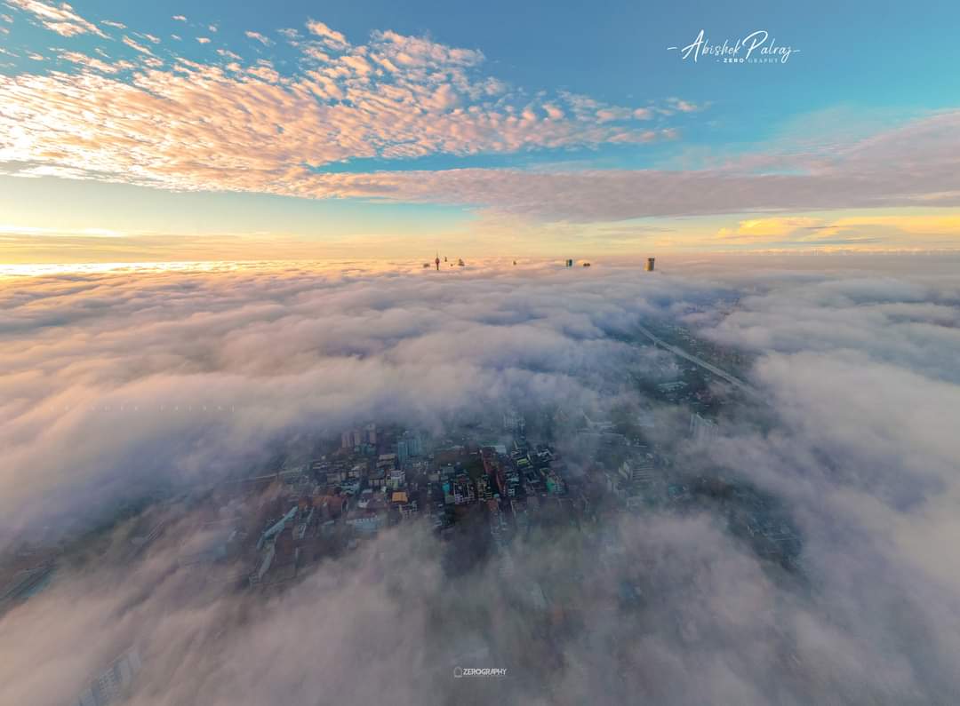 AzzamAmeen's tweet image. Colombo city wrapped in mist—pure magic!

📸 Abhishek Palraj